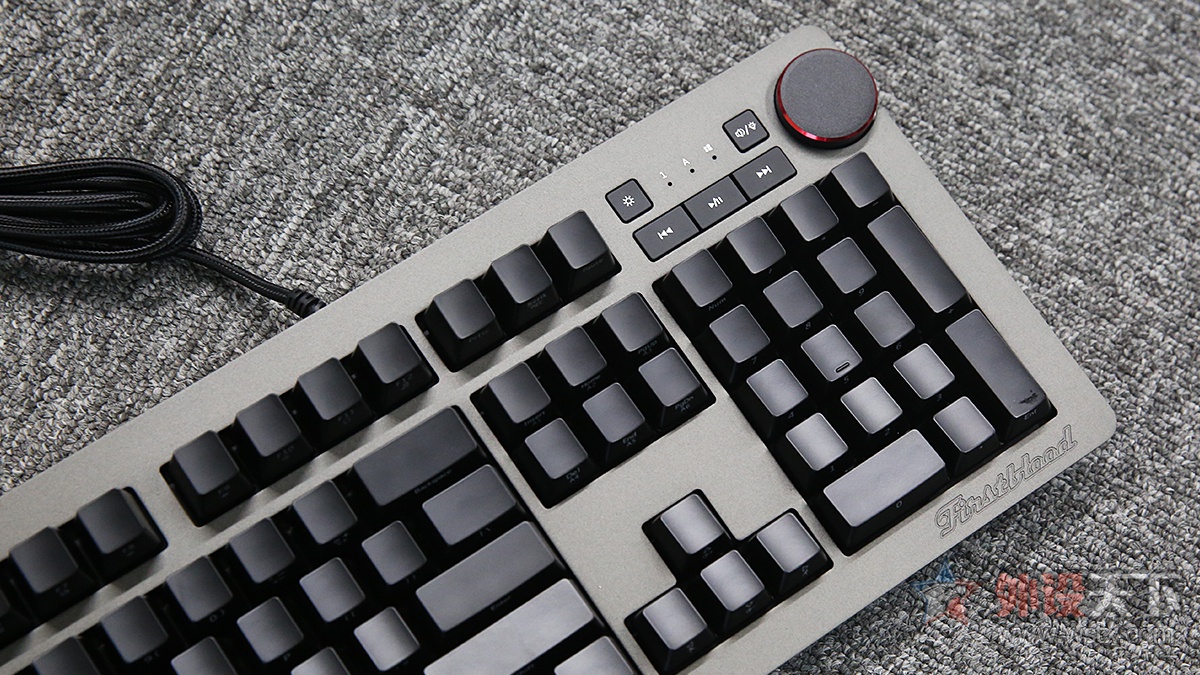 黑爵光环游戏机械键盘实物首发：首款RGB侧刻 