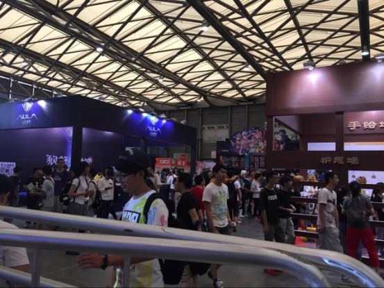 数万人狂欢萤火虫暴走嘉年华
