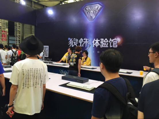 数万人狂欢萤火虫暴走嘉年华