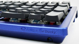 ͸Ducky Shine 6̾Akko Logo      