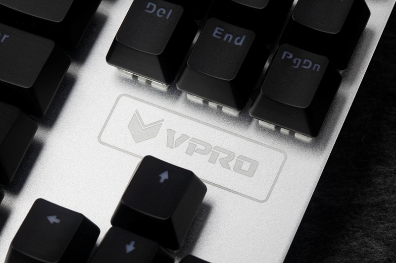 雷柏V500S合金混彩背光游戏机械键盘拆解评测