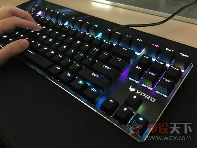 雷柏V500RGB合金版幻彩游戏机械键盘LOL体验