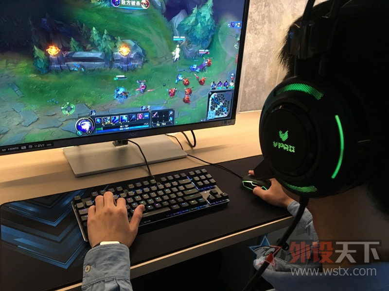 雷柏V500RGB合金版幻彩游戏机械键盘LOL体验