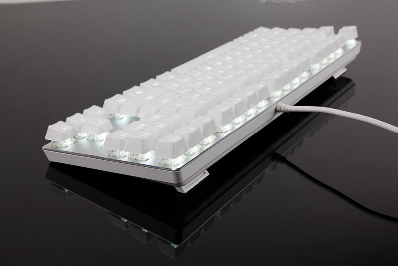 雷柏V500S冰晶版背光游戏机械键盘CF体验