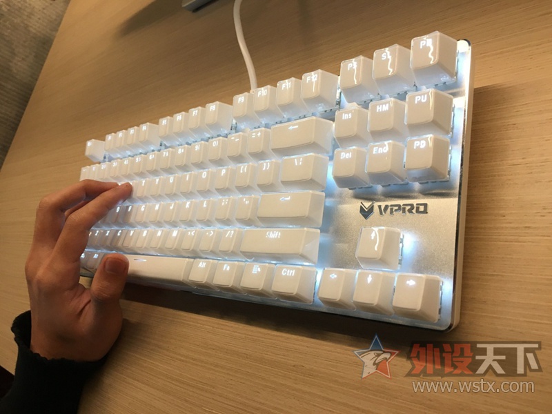 雷柏V500S冰晶版背光游戏机械键盘CF体验