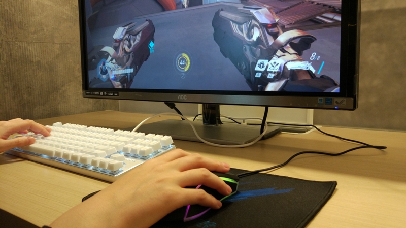 雷柏V500S冰晶版游戏机械键盘守望先锋体验