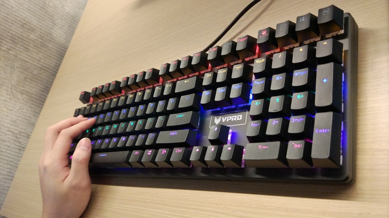 雷柏V700S合金版背光游戏机械键盘LOL体验