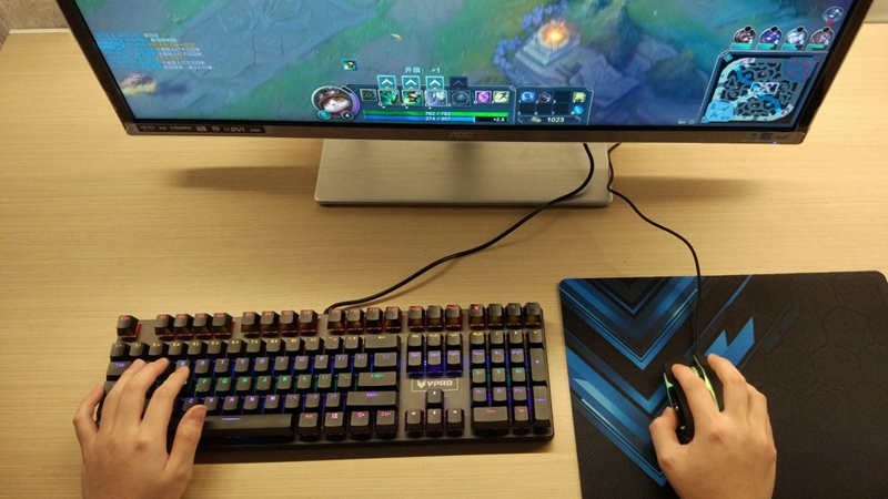 雷柏V700S合金版背光游戏机械键盘LOL体验