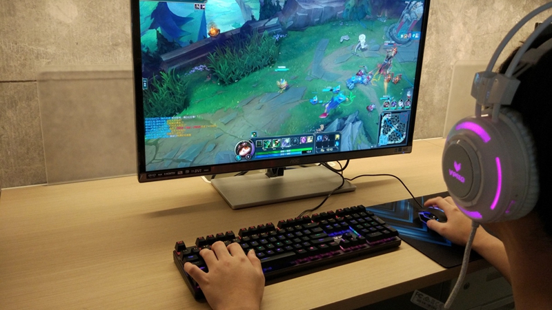雷柏V700S合金版背光游戏机械键盘LOL体验