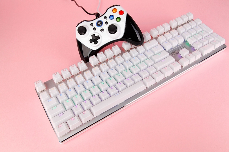 雷柏V700S冰晶版混彩背光游戏机械键盘图赏