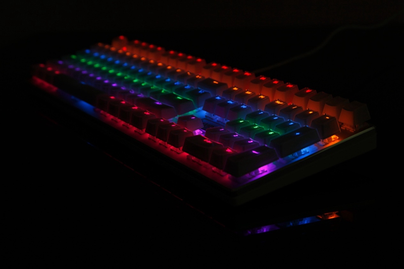 雷柏V700S冰晶版混彩背光游戏机械键盘图赏