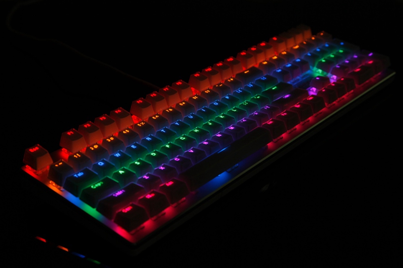 雷柏V700S冰晶版混彩背光游戏机械键盘图赏