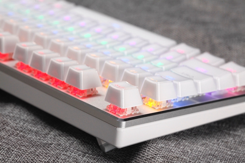 雷柏V700S冰晶版混彩背光游戏机械键盘图赏