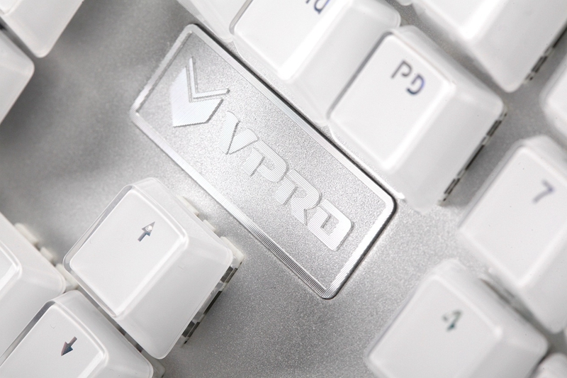 雷柏V700S冰晶版混彩背光游戏机械键盘图赏
