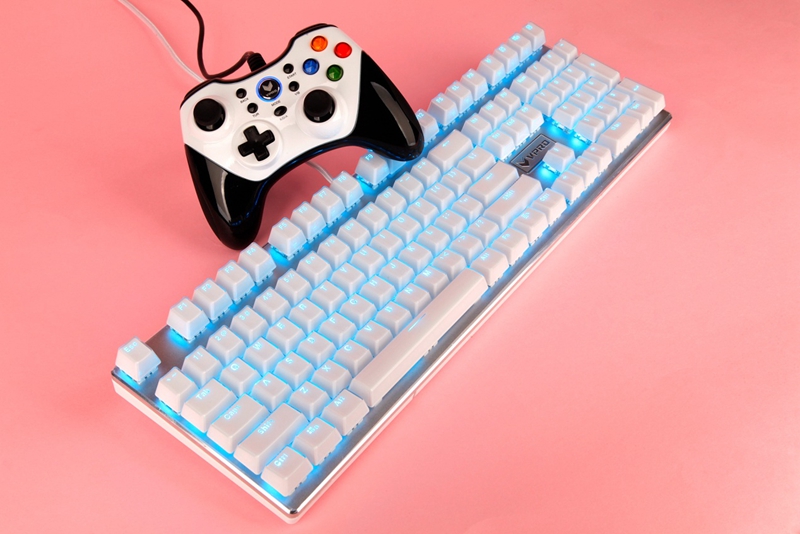 雷柏V700RGB冰晶版幻彩背光游戏机械键盘图赏