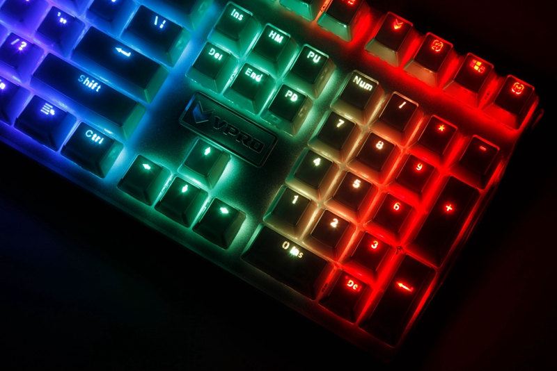 雷柏V700RGB冰晶版幻彩背光游戏机械键盘图赏