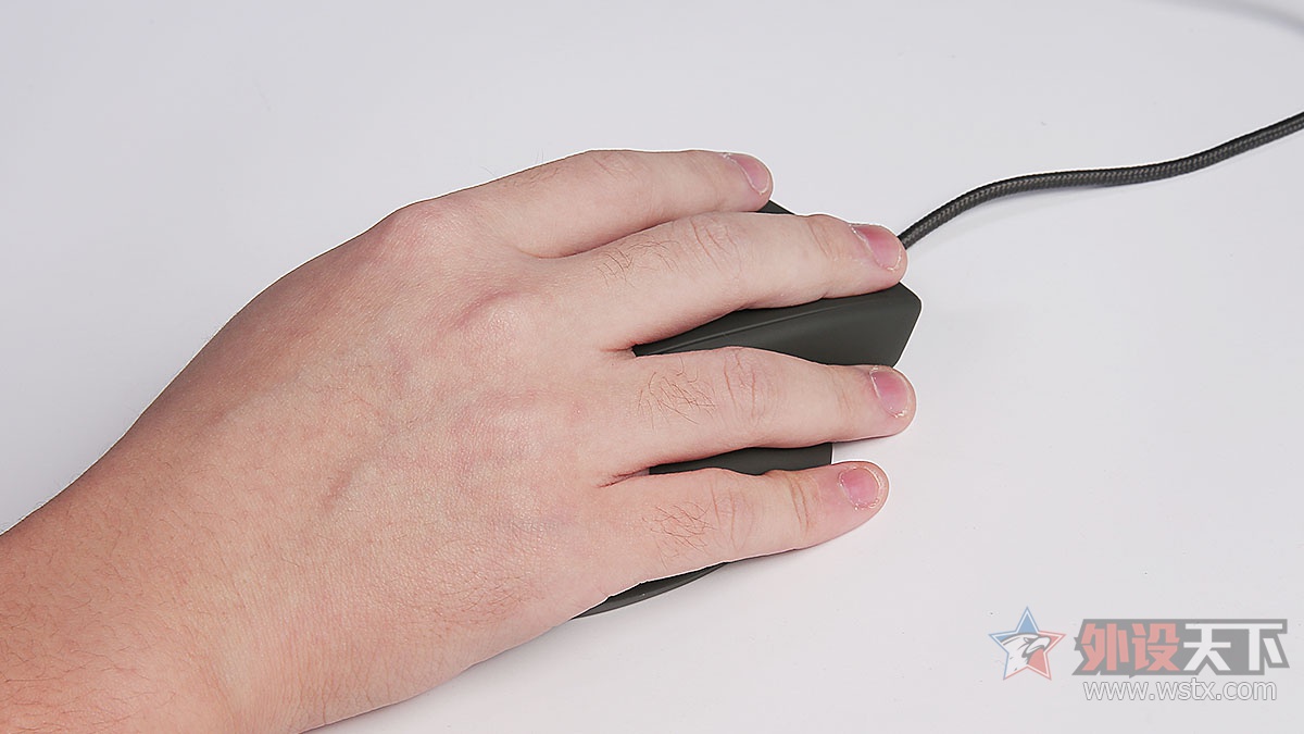 Mionix Naos 船尾座ζ QG 游戏鼠标:科技升级