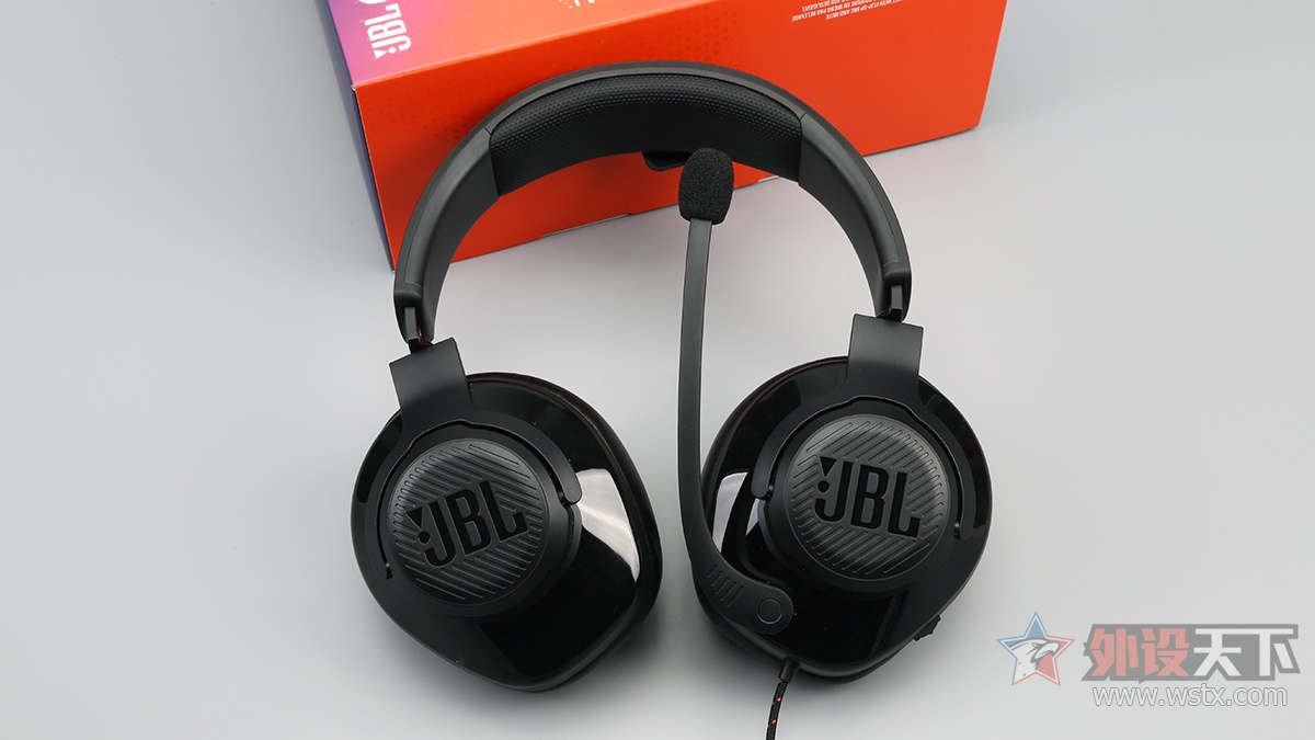 JBL QUANTUM 300 Ϸ              