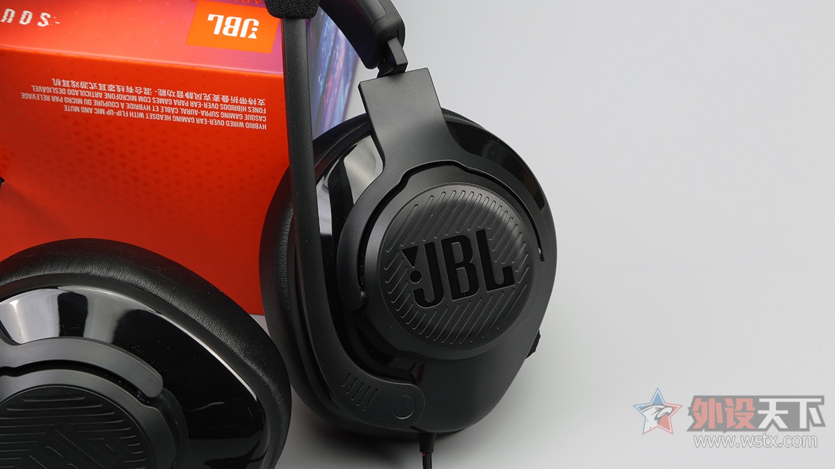 JBL QUANTUM 300 Ϸ              