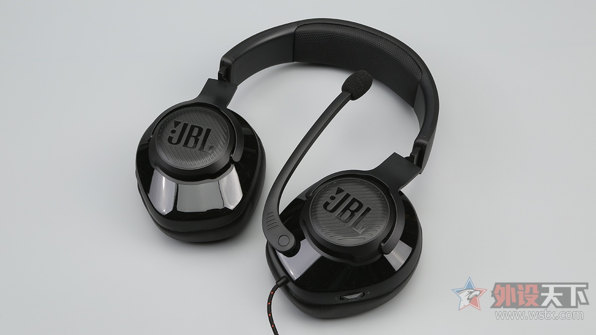 JBL QUANTUM 300 Ϸ              