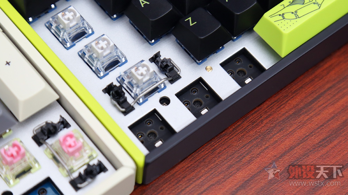 iQunix F97ģ߻е̼ͷɫ  